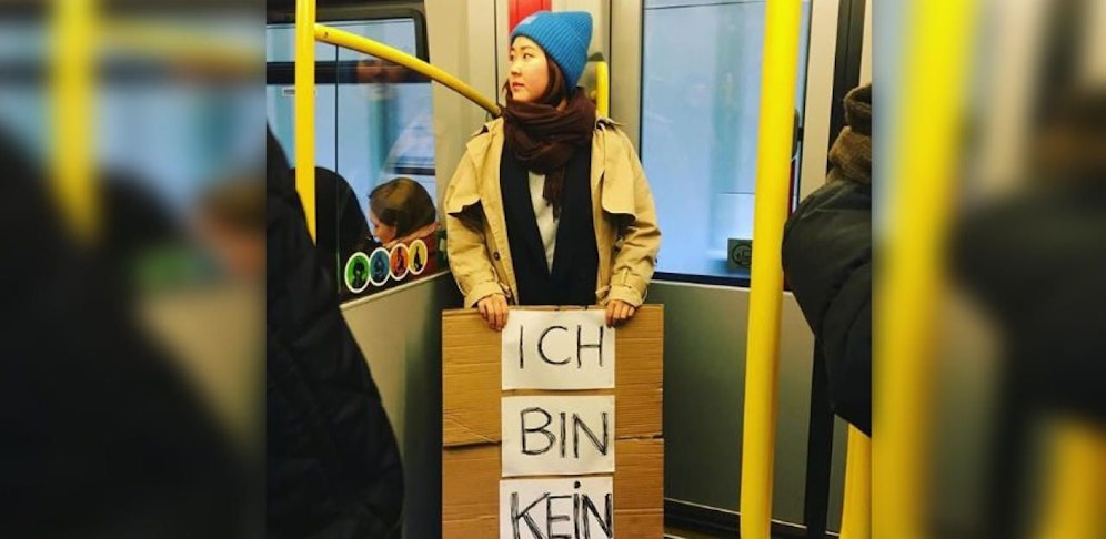 Mit dem Schild "Ich bin kein Virus" ging eine Asiatin in Wien gegen Ressentiments vor.