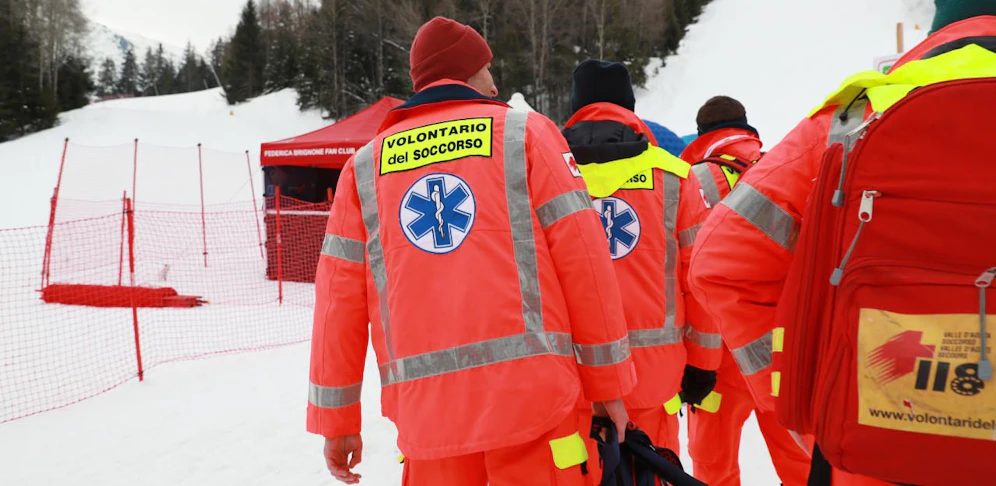 Beim Weltcup-Rennen im italienischen La Thuile ging die Angst vor dem Coronavirus um. Die Reporter durften nicht näher als eineinhalb Meter an die Ski-Stars ran. Händeschütteln war verboten.