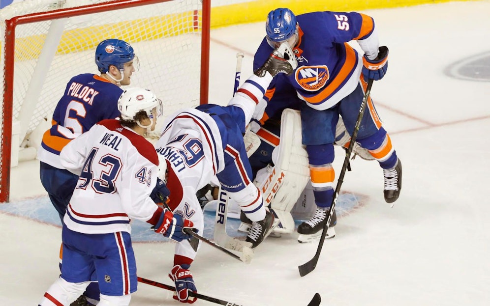 Johnny Boychuk wurde von einer Kufe im Gesicht getroffen. 