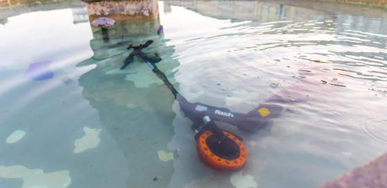 Dieser E-Scooter wurde nach der Fahrt einfach im Brunnen am Linzer Hauptplatz versenkt.
