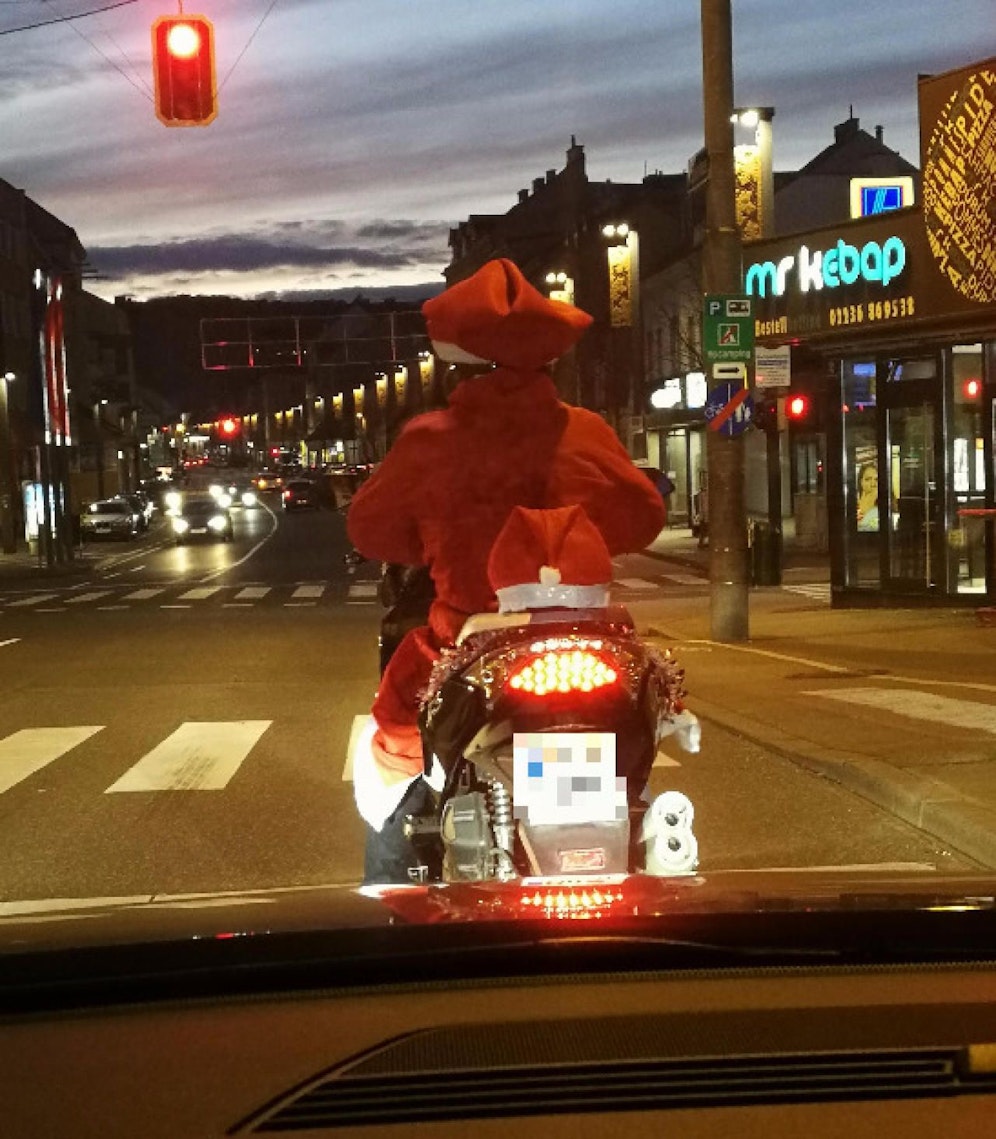"Heute"-Leser Christoph J. erwischte den rotgewandeten Geschenkebringer in Mödling.