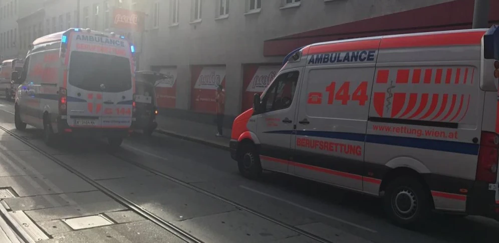 Die Frau wurde in ein Krankenhaus gebracht.