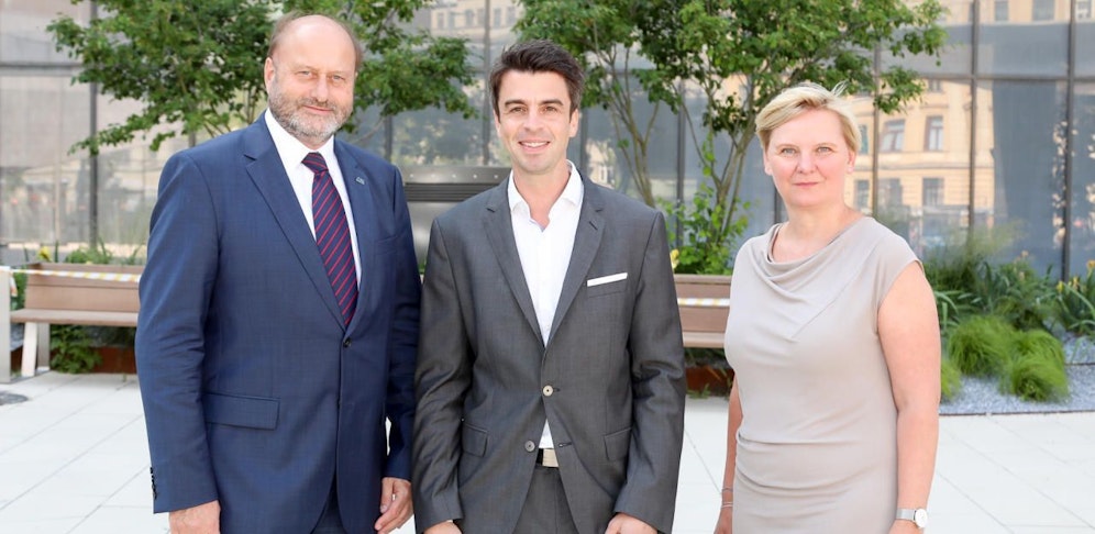 KAV-Chef Herwig Wetzlinger (links) und Noch-Gesundheitsstadträtin Sandra Frauenberger (rechts) bestellten den neuen Programmleiter für das Krankenhaus Nord Peter Köstenberger (Mitte). 