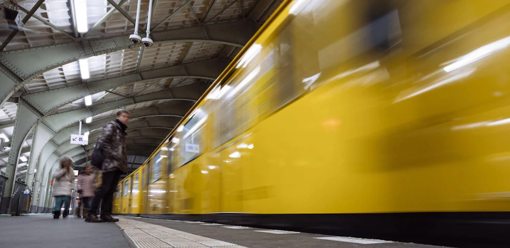 Der junge Mann wurde in einer S-Bahn kontrolliert und zuckte aus