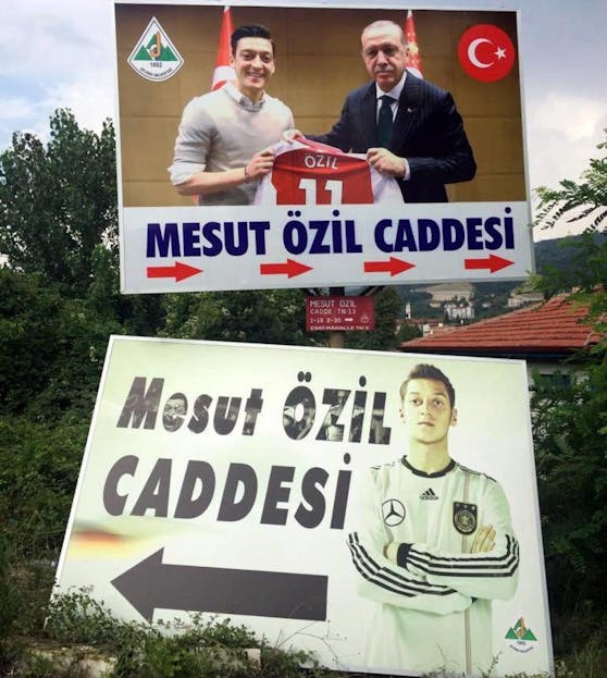 Neues Straßenschild: Das umstrittene Bild von Mesut Özil und Türkei-Machthaber Erdogan wurde im Heimatort der Familie des Starkickers aufgestellt.