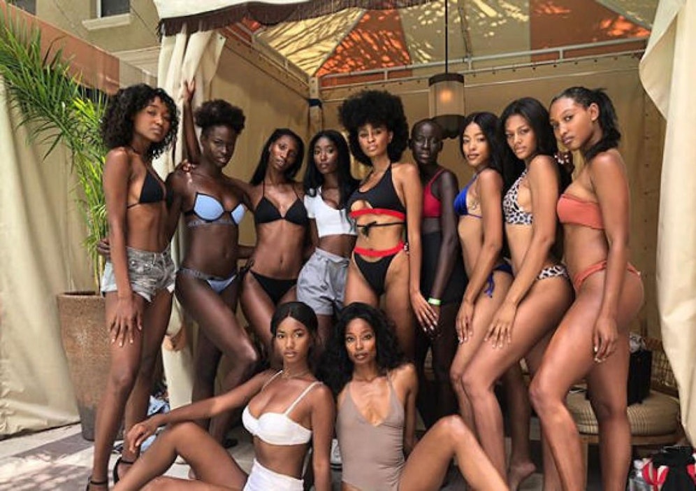 Joia Talbott (Mitte) posierte mit dunkelhäutigen Models, um ihre Botschaft auf Instagram zu teilen: "Ihr kriegt uns nicht klein", schrieb sie zum Schnappschuss mit ihren Kolleginnen. 