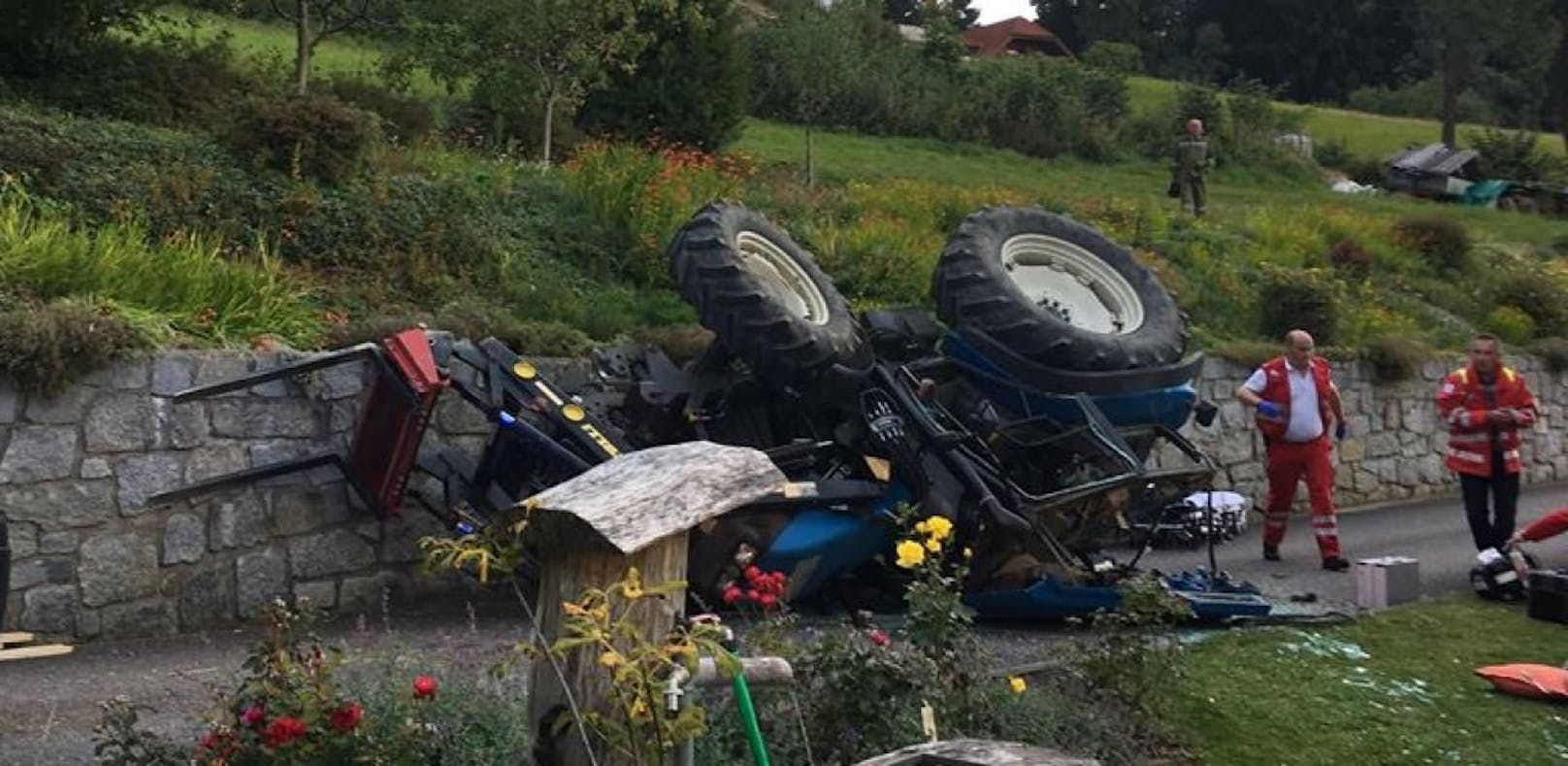 Traktor kippt um: 12-Jährige schwer verletzt
