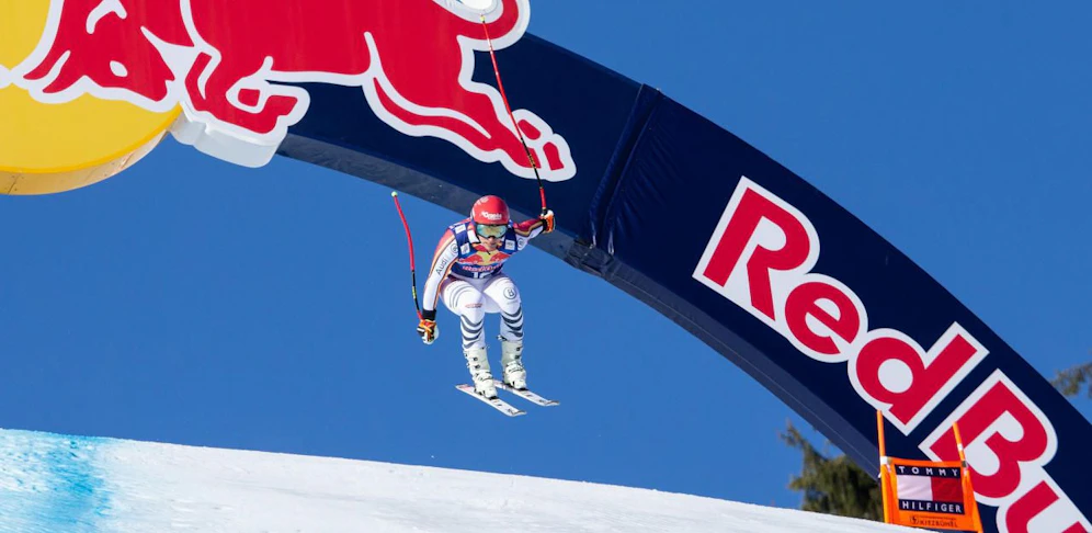 Josef Ferstl beim Sprung über die Hausbergkante.