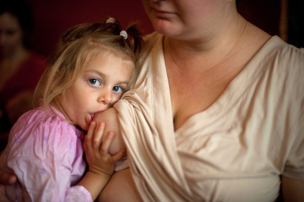 Heute.at - Mutter stillt 7-Jährige: Schweizer Staatsanwalt klagt