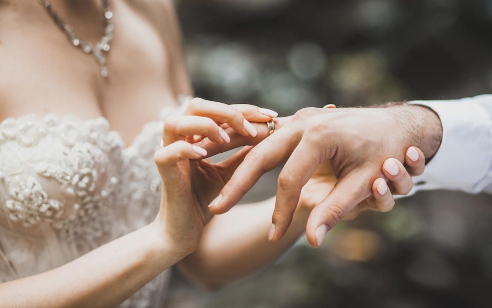 Die Auflage für Hochzeiten in Zeiten des Coronavirus machen es Brautpaaren nicht gerade einfach.
