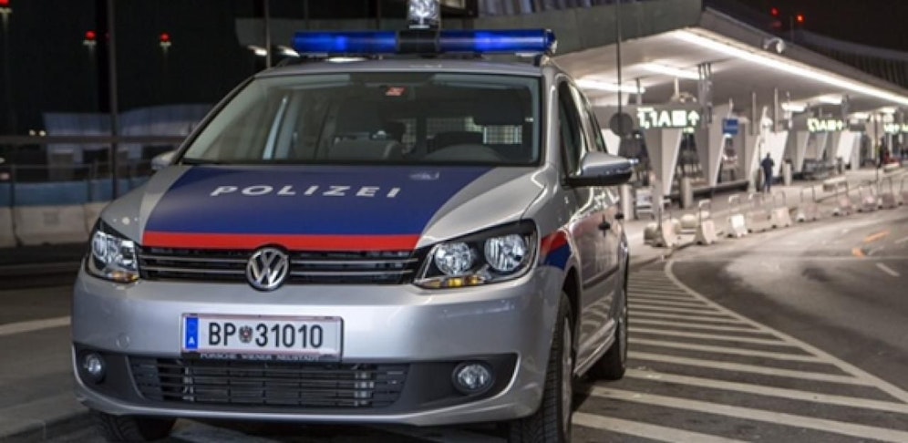 Als um Mitternacht das Opfer die Polizei verständigte, begaben sich die Beamten auf eine Sofortfahndung, bei der zwei minderjährige Täter ausgemacht werden konnten.