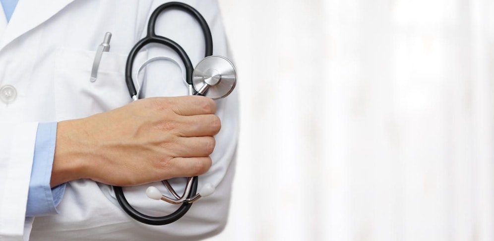 Der Arzt sagt, es seien "ganz normale Behandlungsmethoden" gewesen.