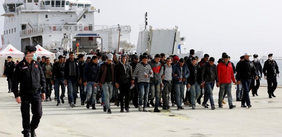 Rund 5.000 Person sollen auf das Festland gebracht werden.
