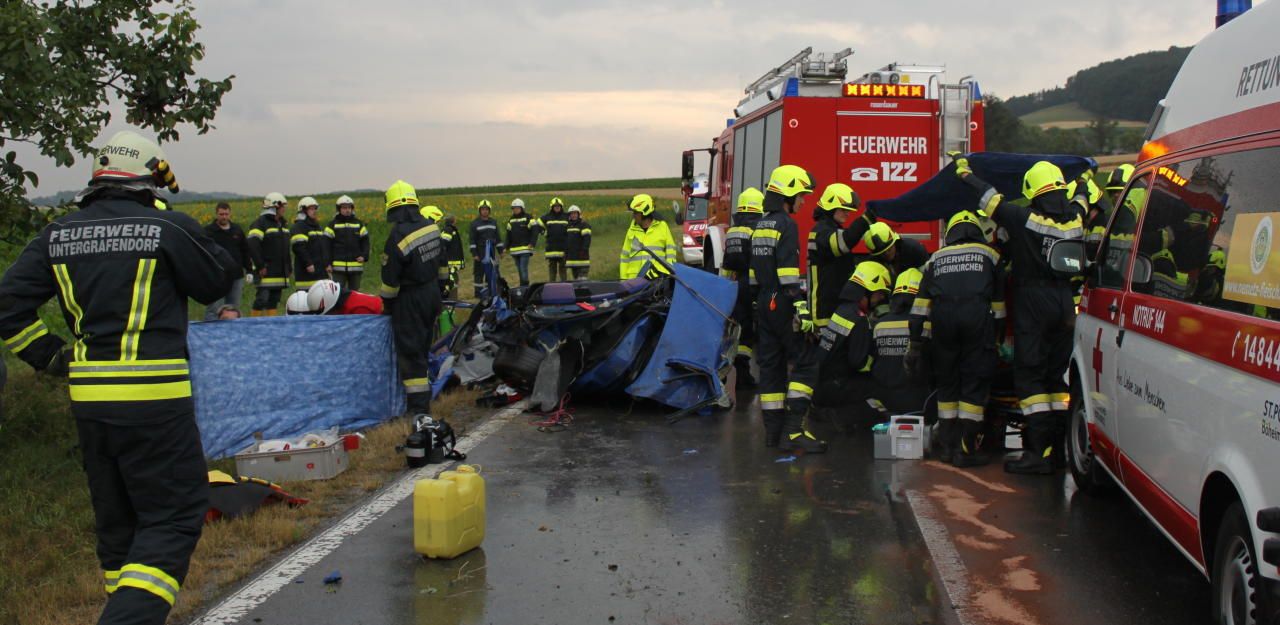 Heute.at - Unfall auf nasser Straße: Zwei Schwerverletzte