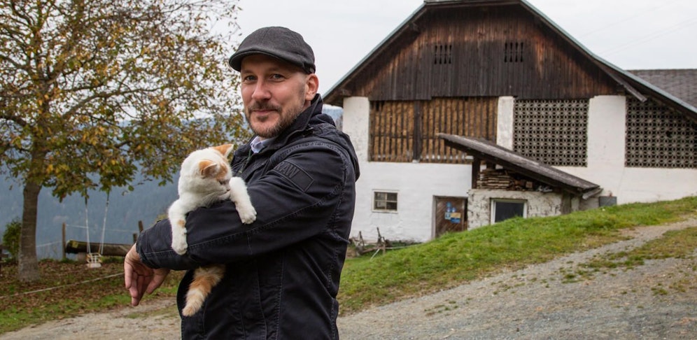 Frau Holle Christian Buggelsheim mit Kätzchen Minka.