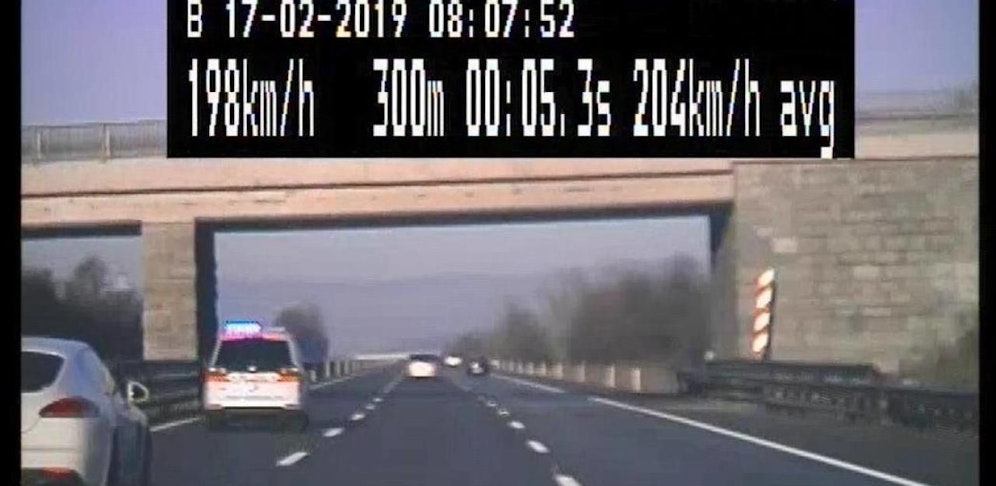 A1: Porsche (l.) hinter dem Organ-Transport