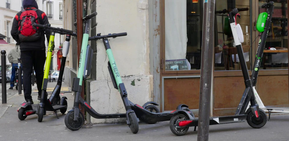 Symbolfoto von leihbaren E-Scootern.