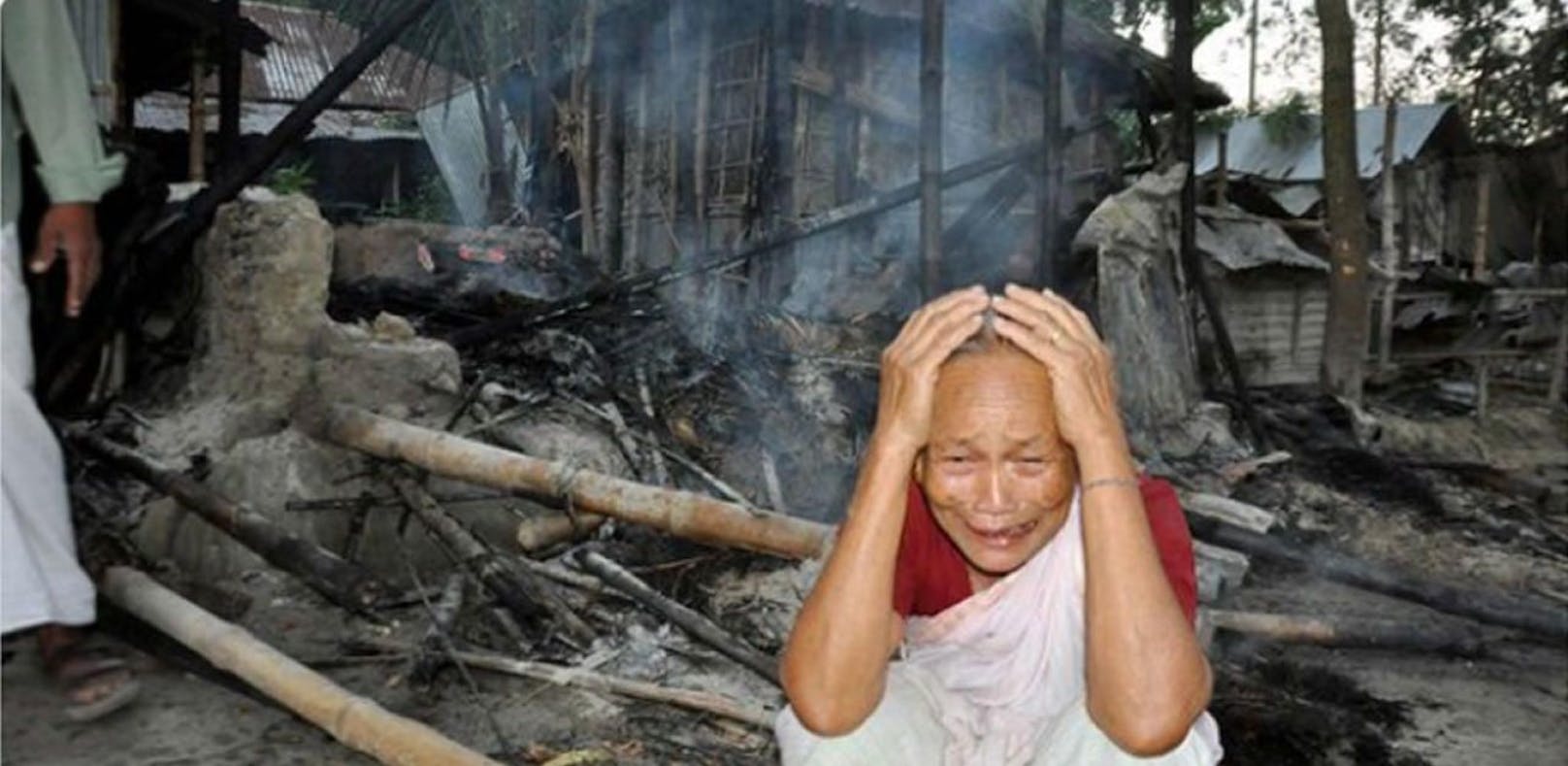 Mob brennt wegen Facebook-Post Dorf nieder