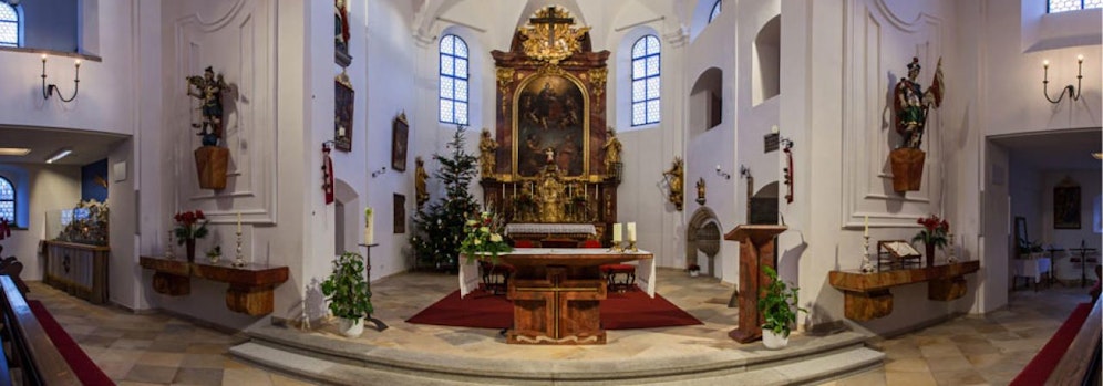 Der 22-Jährige wurde von einem Polizisten erwischt, wie er sich auf dem Altar der Pfarrkirche in Aschach Speed durch die Nase zog. 