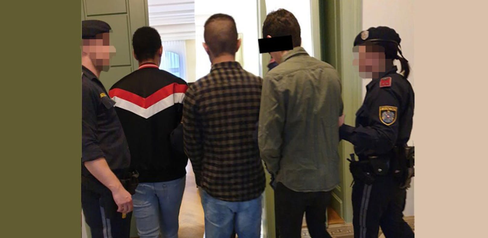 Die drei Angeklagten in St. Pölten vor Gericht.