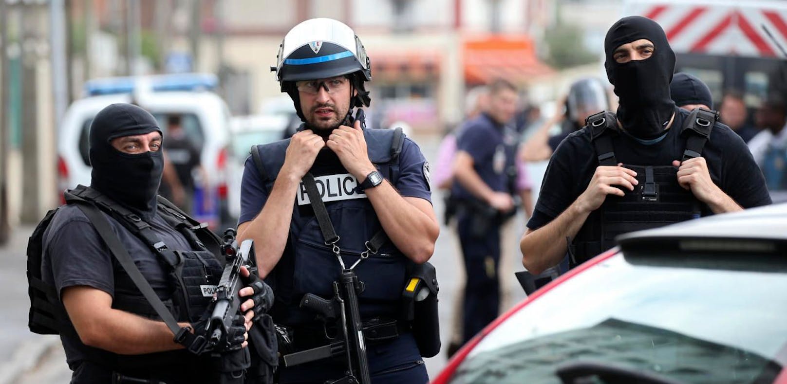 (Symbolbild) Nach der blutigen Terror-Geiselnahme in einem Supermarkt sind in Frankreich mehrere mutmaßliche Komplizen des Täters festgenommen worden.