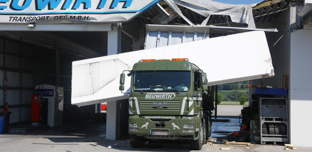 Heute.at - Hier demoliert ein Lkw ein Firmen-Dach