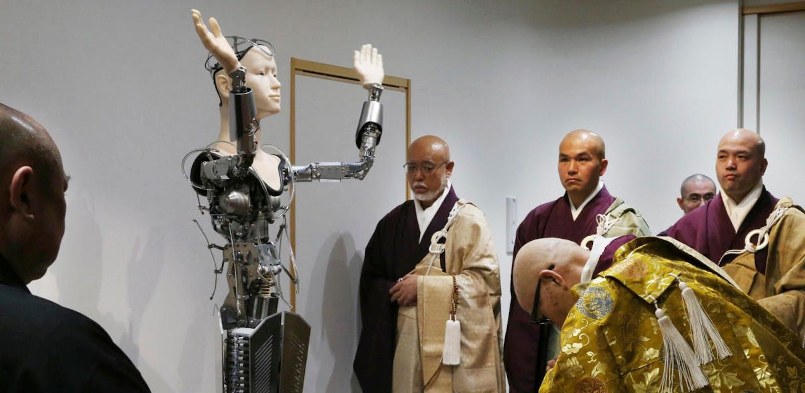 Dieser Roboter betet mit buddhistischen Mönchen