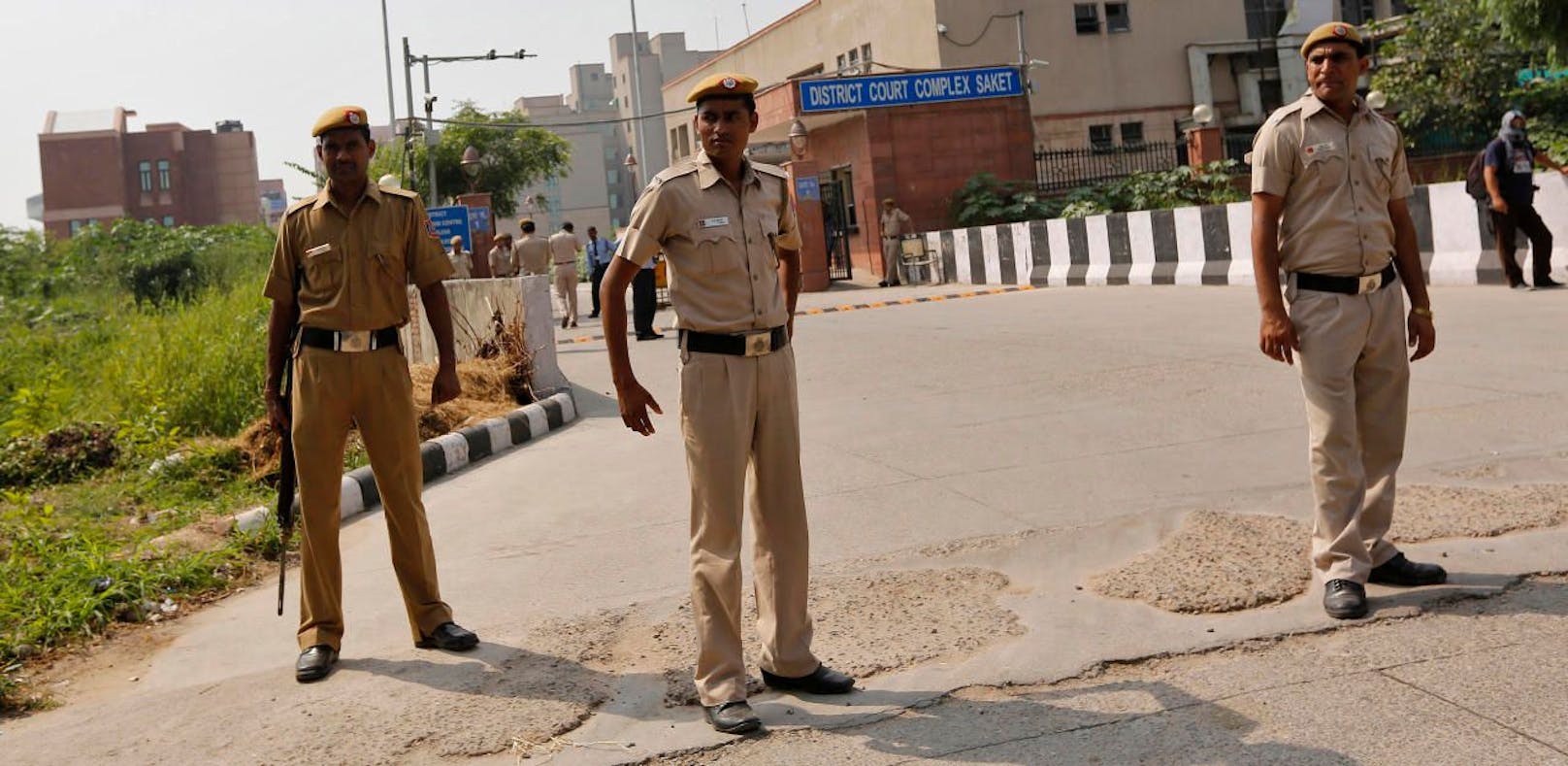 Indische Polizisten stehen Wache vor einem Gerichtsgebäude in Neu-Delhi. (Symbolbild)