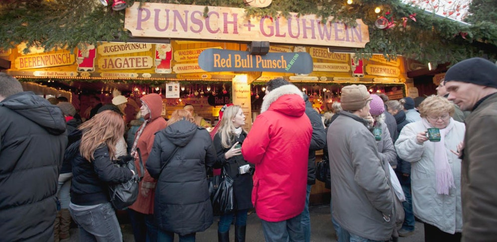 Punsch wird an den Wiener Punsch-Ständen oft für Charity-Projekte verkauft. Das Marktamt kontrolliert, ob es sich wirklich um karitative Stände handelt.