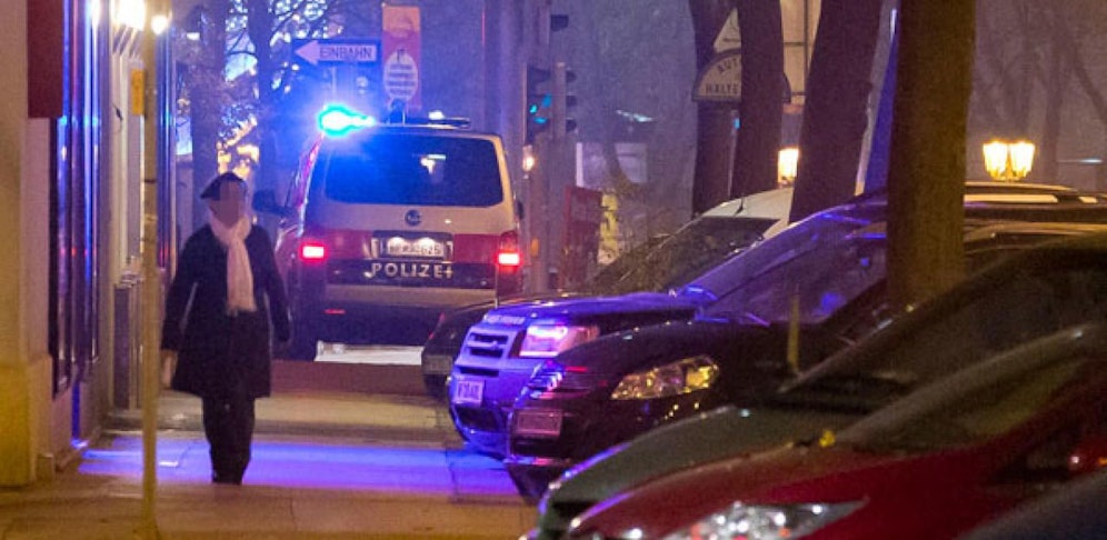 Die Polizisten wollten der Frau nur helfen und wurden von ihr attackiert.