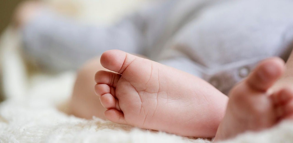 Das Baby wurde ins künstliche Koma versetzt, es herrscht akute Lebensgefahr.