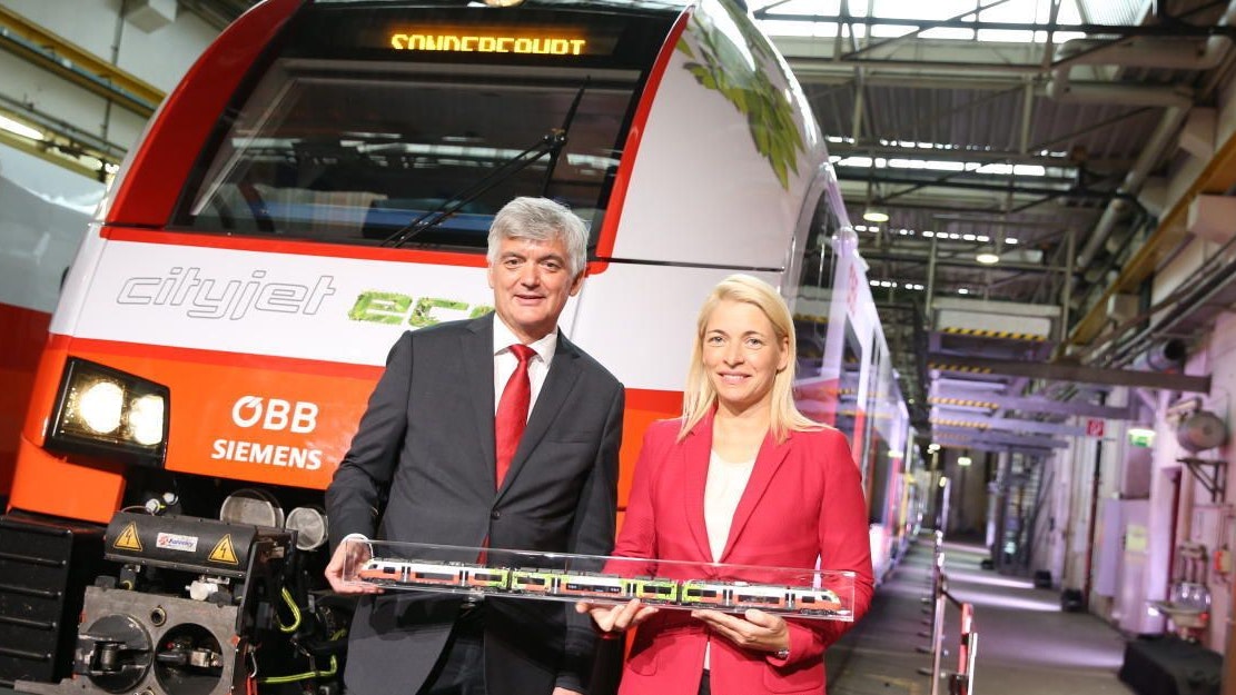 Ein Bild aus 2018: Die frühere ÖBB-Vorstandsdirektorin Evelyn Palla und Ex-Siemens-Mobility CEO Arnulf Wolfram vor und mit dem neuen Cityjet Eco.