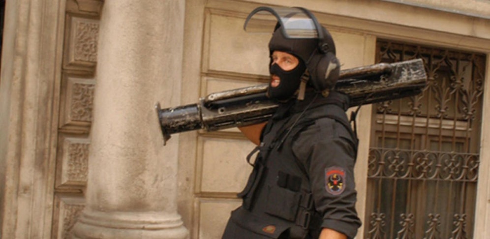 Ein Beamter der WEGA mit einem Ramme.