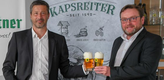 Geschäftsführer Gerhard Altendorfer (l.) und Braumeister Michael Moritz bei der Bekanntgabe des Kapsreiter-Comebacks.