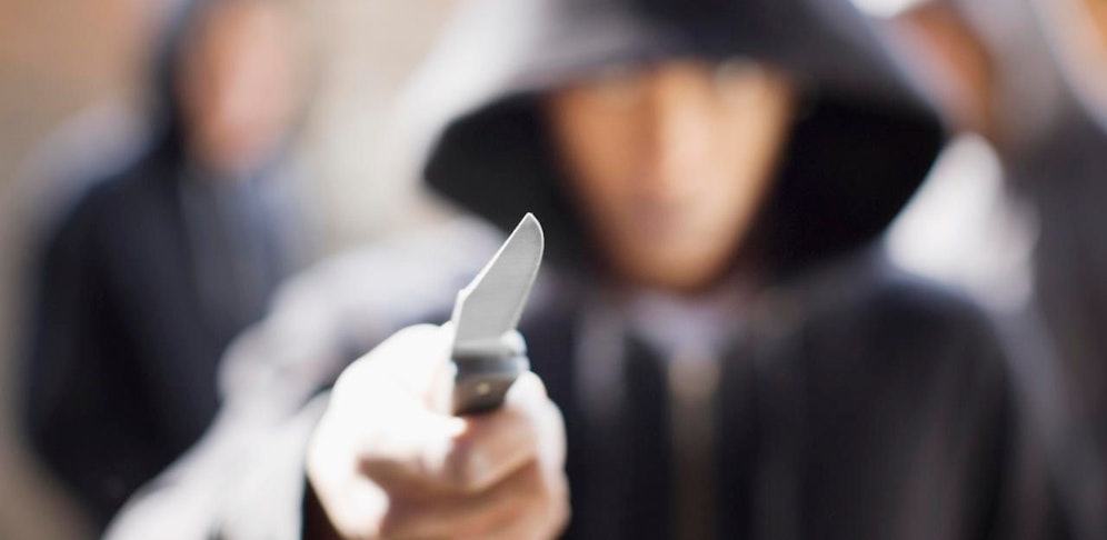 Der Mann ging mit zwei Messern auf mehrere Personen los.