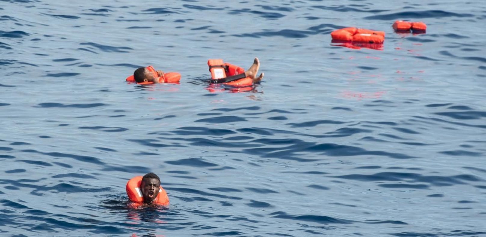 Ein Boot mit mehr als hundert Flüchtlingen an Bord ist gekentert. Archivbild.