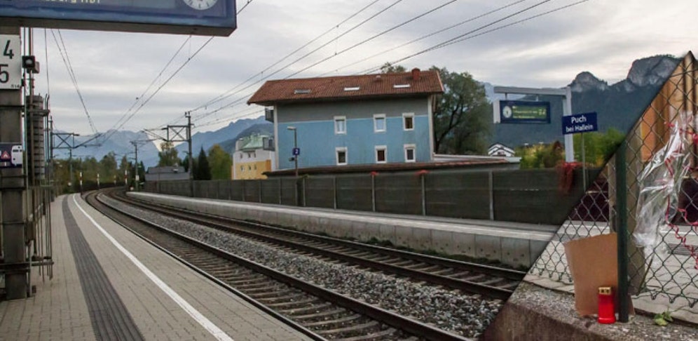 Durch diesen Bahnhof (Puch) raste der Güterzug. Das Baby starb wegen dem Fahrtwind.
