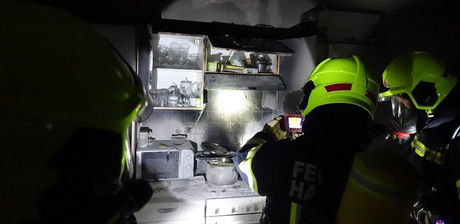 Feuerwehr befreit Familie aus brennendem Haus