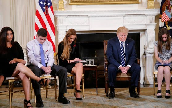 US-Präsident Trump mkt Schülern nach dem Amoklauf. Credit: Reuters