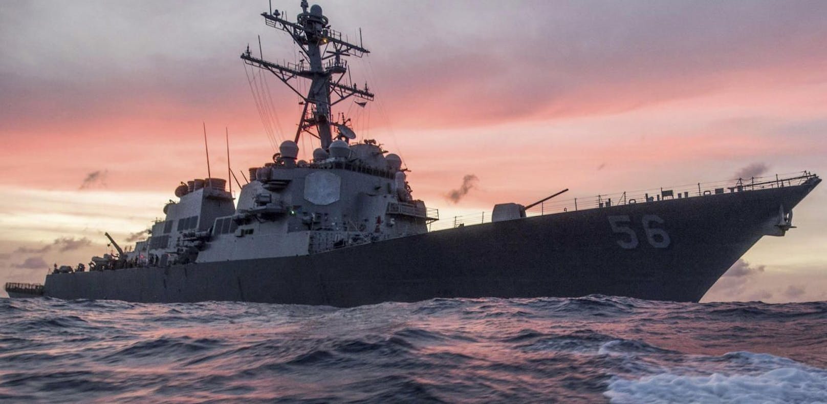 Zehn US-Matrosen nach Schiffs-Crash vermisst