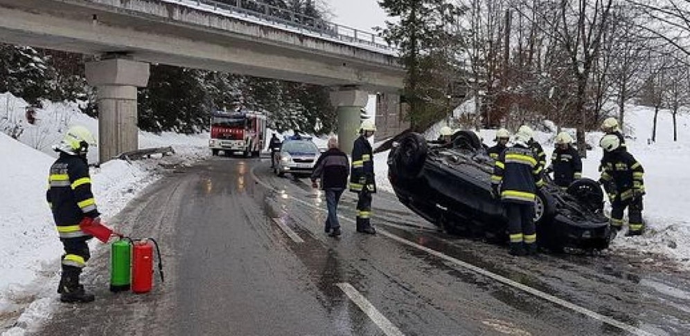 Die Einsatzkräfte der Feuerwehr kümmerte sich um die Bergung des Fahrzeugs