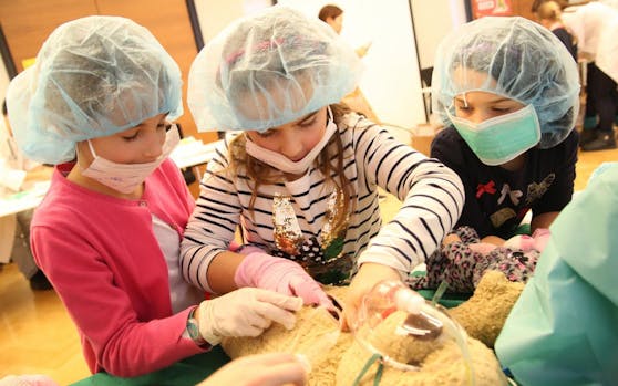 Das Teddybär-Krankenhaus soll Kindern die Angst vor einem Spitalsaufenthalt nehmen.