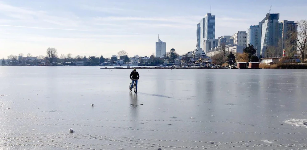 Die Wiener Gewässer (MA 45) sieht das nicht gerne: Auf der Alten Donau herrscht Einsturzgefahr.