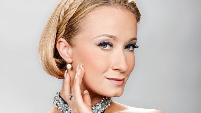 Sarkissova wirbt für Sebastian Kurz - News | heute.at