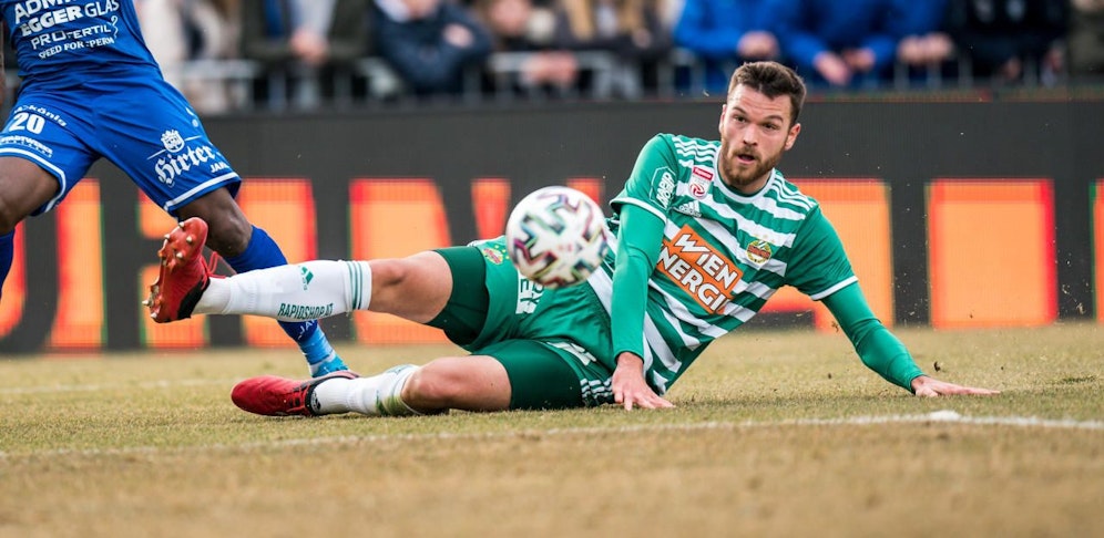 Barac macht den Test: Mit einem grünen Rasen hat das Spielfeld in Hartberg nur am Rande zu tun. 