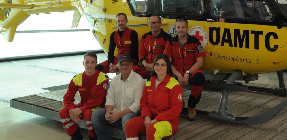 Omer S. (54, weißes Hemd) bedankte sich jetzt bei seinen Lebensrettern.