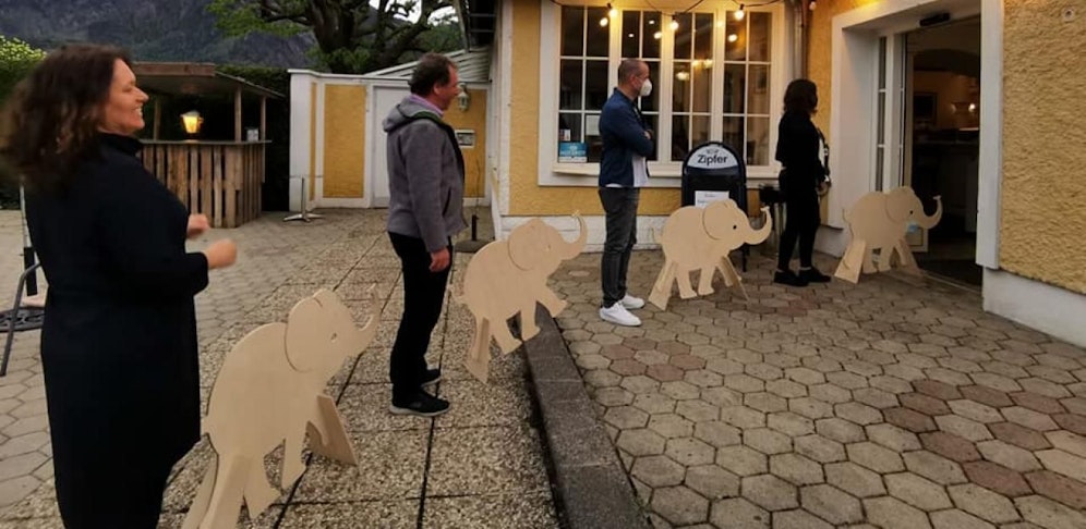 Das Eiscafé "Giovanni" zeigt, wie es ausschaut, wenn wir eine "Baby-Elefanten-Länge" Abstand halten.