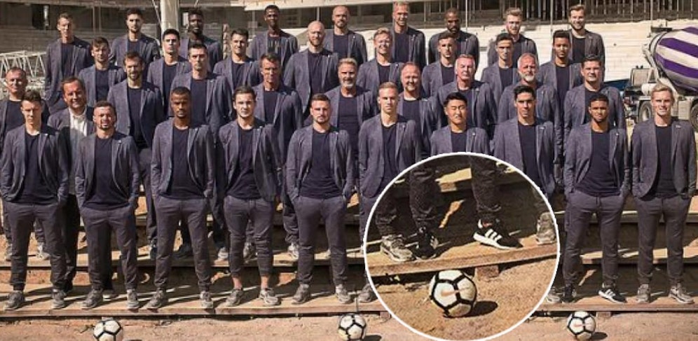 Die Spieler der Wiener Austria beim Mannschaftsfoto. Hopala? Ismael Tajouri trägt die Schuhe der Konkurrenz.