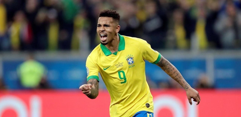 Gabriel Jesus jubelt über den entscheidenden Elfmeter, der Brasilien ins Halbfinale bugsiert. 
