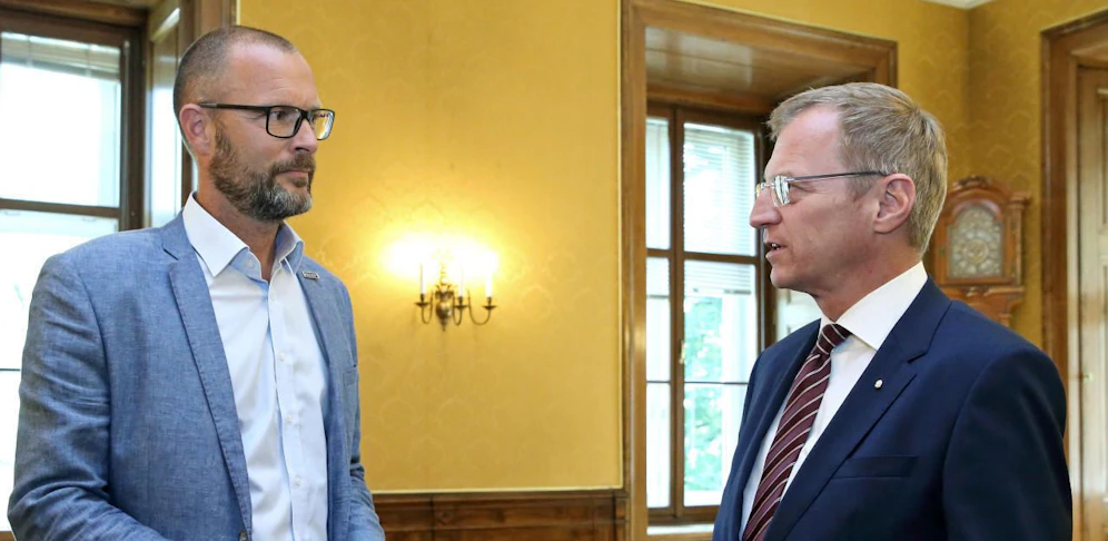 Landespolizeidirektor Andreas Pilsl informierte LH Thomas Stelzer zu den Identitären in Oberösterreich.